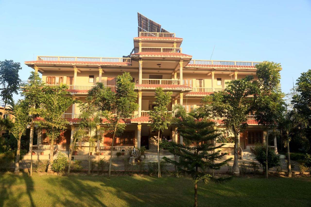 Chitwan Forest Resort , Chitwan National Park Sauraha Dış mekan fotoğraf