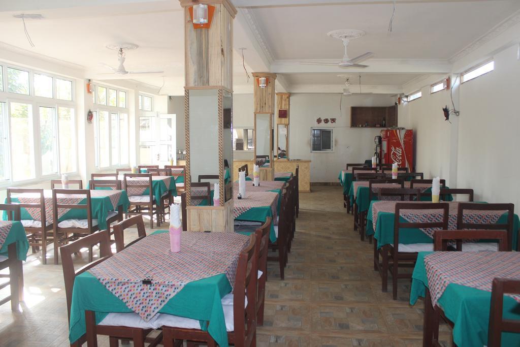 Chitwan Forest Resort , Chitwan National Park Sauraha Dış mekan fotoğraf