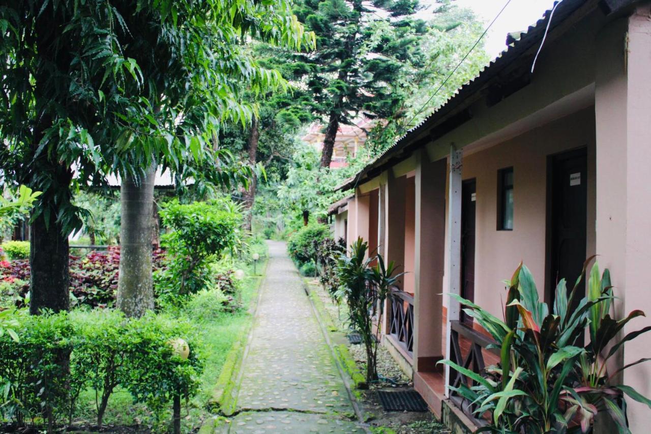 Chitwan Forest Resort , Chitwan National Park Sauraha Dış mekan fotoğraf