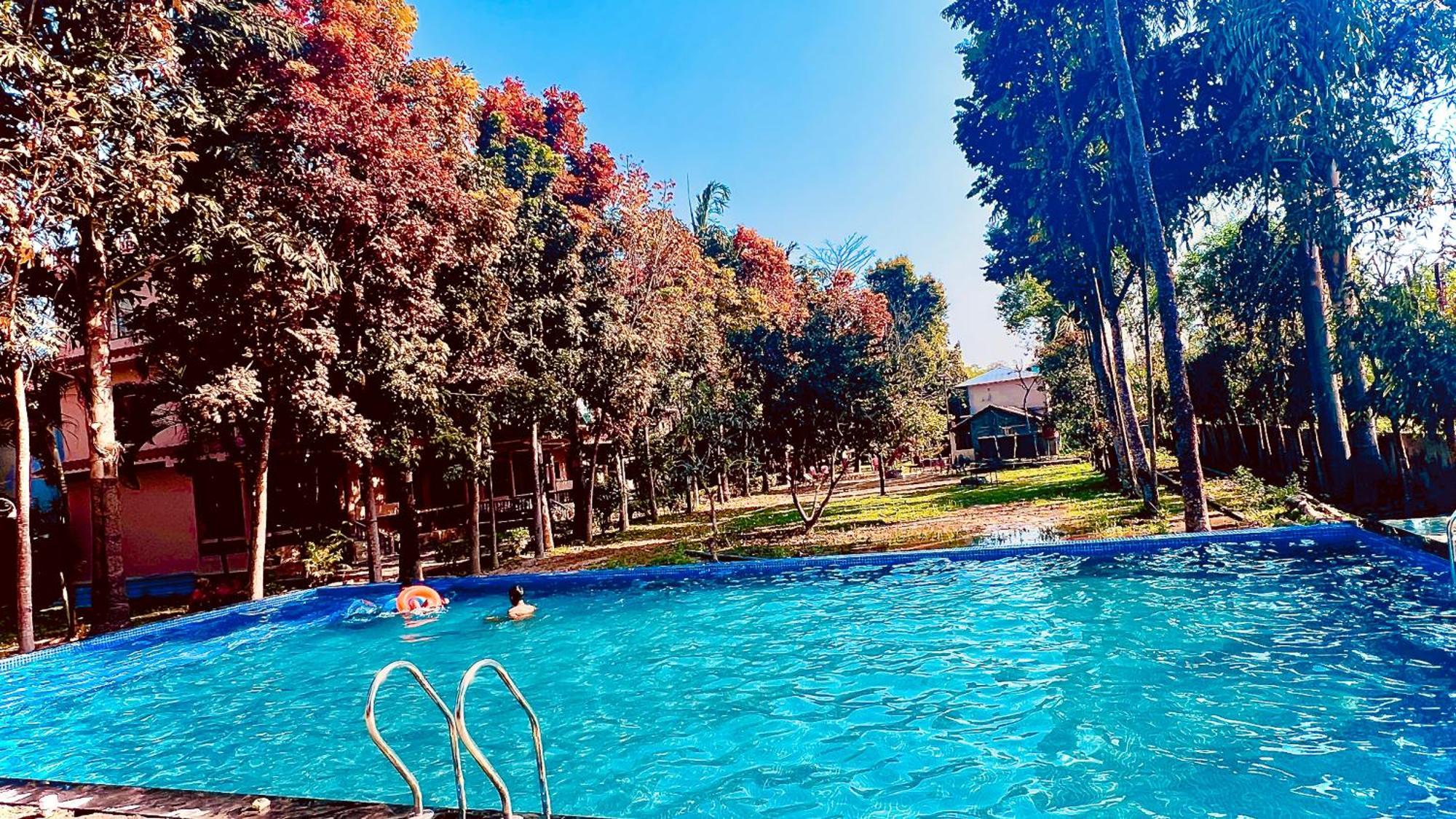 Chitwan Forest Resort , Chitwan National Park Sauraha Dış mekan fotoğraf