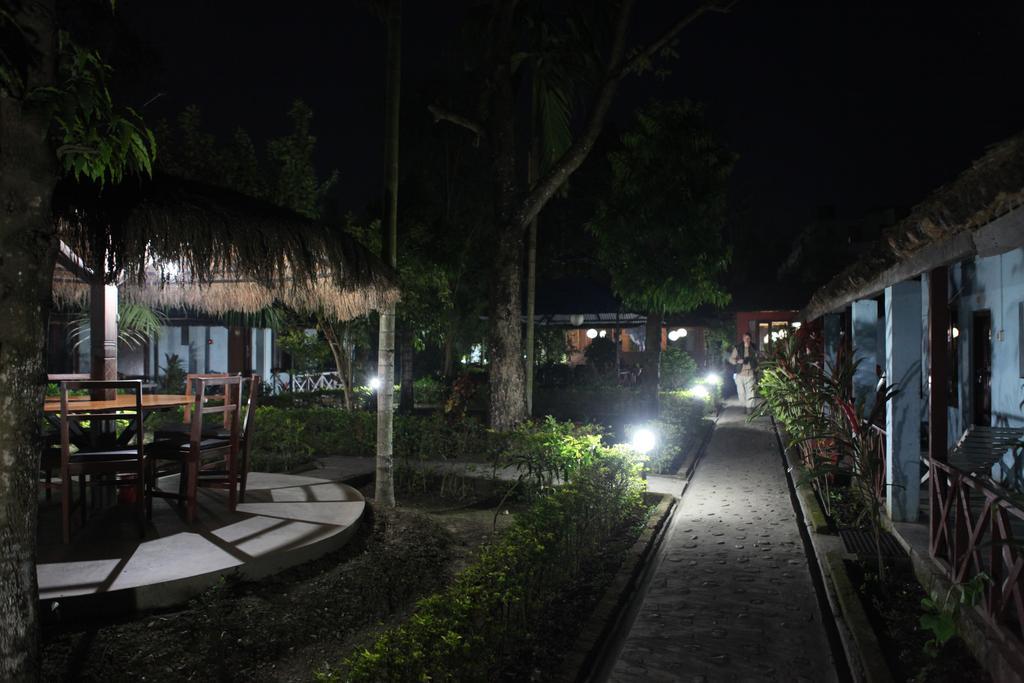 Chitwan Forest Resort , Chitwan National Park Sauraha Dış mekan fotoğraf